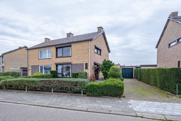 Ruime halfvrijstaande woning met vrijstaande, verlengde garage, ligt in een rustige woonstraat in de wijk Mariaveld te Susteren.
Met maar liefst vier slaapkamers is dit een ideale woning voor jonge...